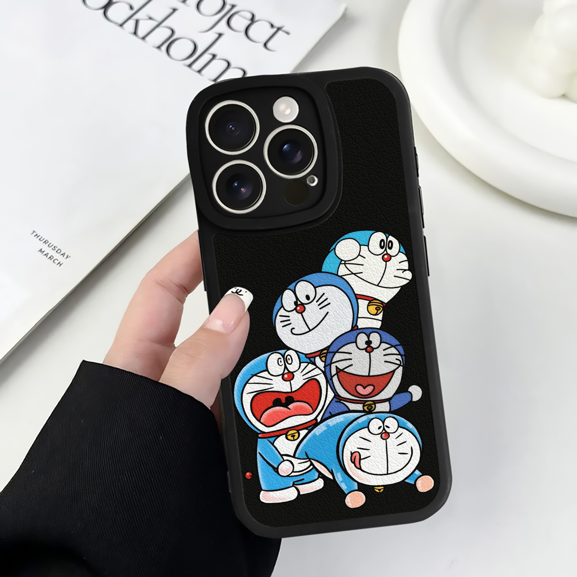 （画像用） ドラえもん Doraemon 【iPhone 16シリーズ対応】シリコンスマホケース（レザー調） 材質：シリコン